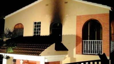 Absuelto un hombre que incendió una casa con una familia en Tarragona